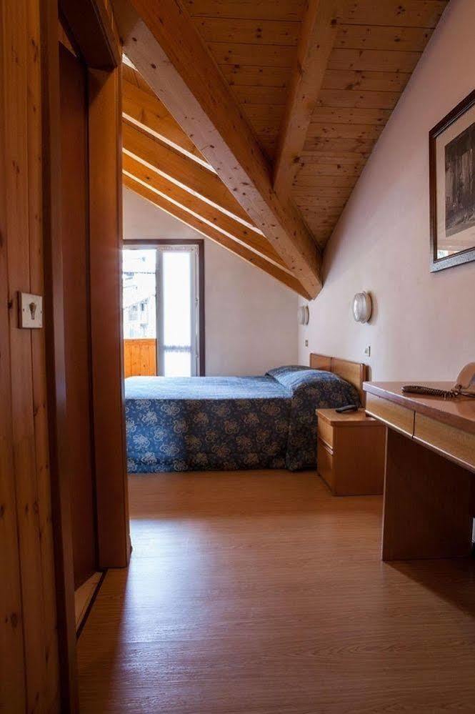 Hotel Il Catturanino 마돈나 디 캄필리오 외부 사진